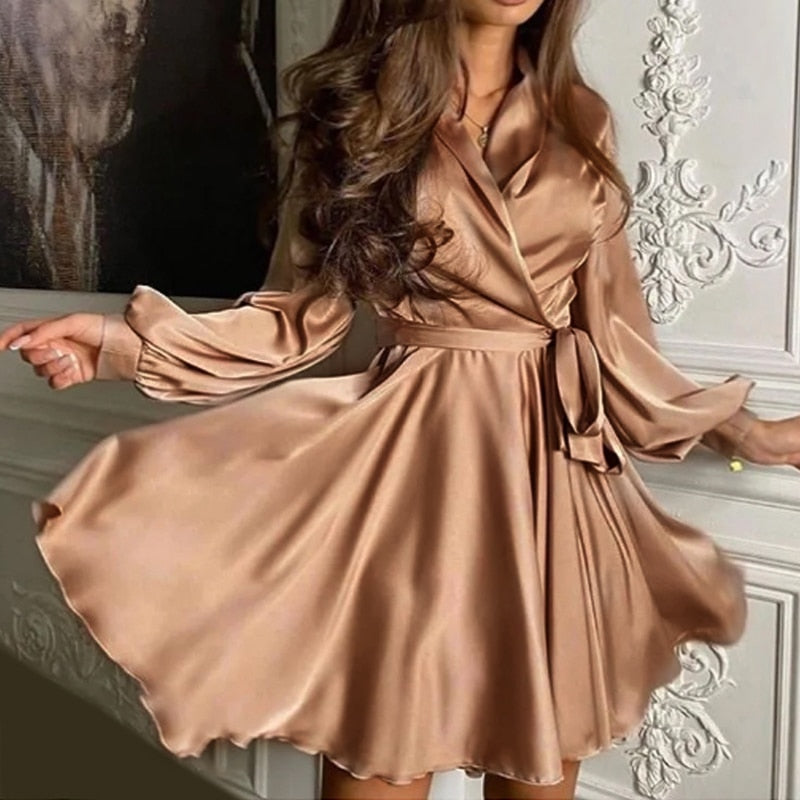 Kiana - elegante satijnen jurk met lange mouwen en ruches