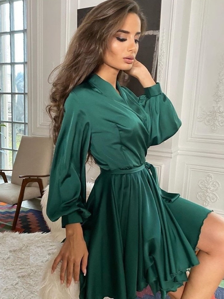 Kiana - elegante satijnen jurk met lange mouwen en ruches