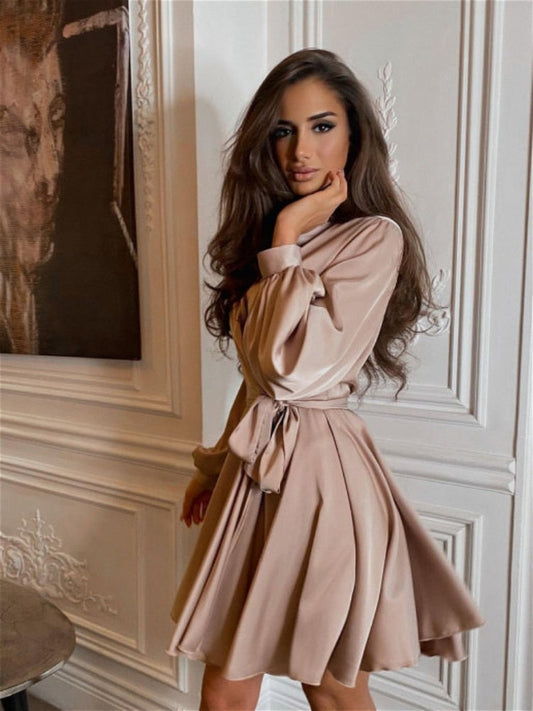 Kiana - elegante satijnen jurk met lange mouwen en ruches